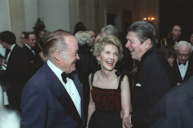 Bob Hope bij de presidentiële Reagans op bezoek.. (1981)