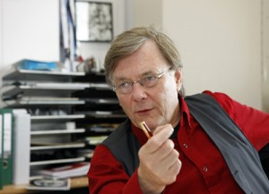 Ab_Osterhaus_IE Osterhaus in 2005: "Er is nu besloten voor dertig procent van de Nederlandse bevolking voorraden aan te leggen; dat is ook genoeg, want niet iedereen wordt ziek of tegelijk ziek." Waarom adviseert hij Klink dan om 34 miljoen vaccins te kopen..