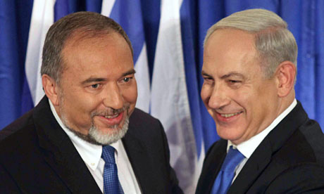 Avigdor Lieberman met premier Netanyahu. De vraag is wie het meest extreem gewelddadig is...