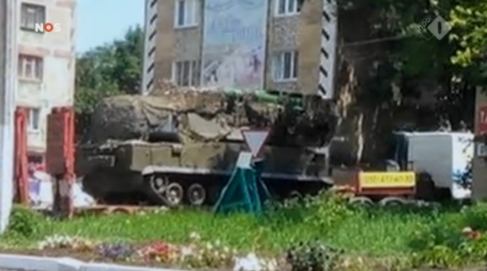 De uiterst militair-strategisch verantwoorde positie om een BUK-raket neer te zetten. Namelijk op een dorpsplein, naast de plaatselijke snackbar.. Zichtbaar, ERG zichtbaar dus..