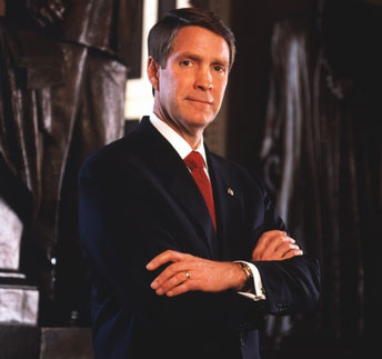 Bill_Frist_inner De uiterst corrupte senator Bill Frist, lid van de Senaat, maar was gewoon lid van een boevenbende die met farmaceuten samenheult.