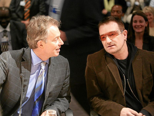 Bono met oud-premier tony Blair, door een Maleisische rechtbank veroordeelde oorlogsmisdadiger.