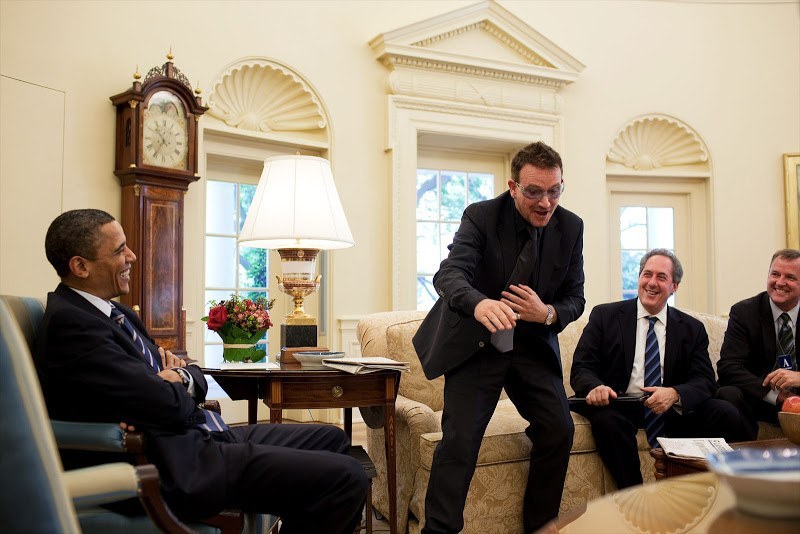 Natuuurlijk is Bono een graag geziene gast op het Witte Huis, waar hij een kopje thee met Barack Obama drinkt..