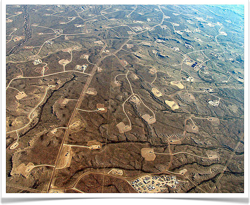 Tja, één plaatje schildert meer, dan duizend woorden kunnen vertellen. Een typisch landschap, zoals dat eruit ziet, wanneer de heren 'olie- en gaswinners' bezig zijn geweest met fracking..! 