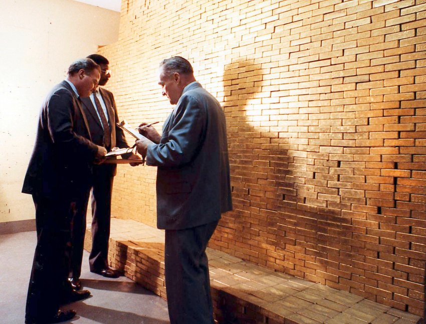 The Federal Reserve Bank of New York holds 1,536 metric tons of German gold, nearly half of Berlin's reserves. This enormous hoard of gold is stored in the fifth subfloor of the bank's building on Liberty Street, 25 meters (80 feet) below street level, and 15 meters below sea level.