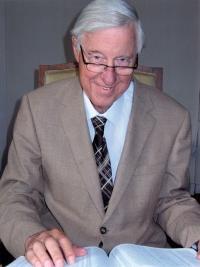 Hans Moolenburgh (1925), de éminence grise van de Nederlandse huisartsen. De huisarts-in-ruste Dr. Hans Moolenburgh is een uitermate erudiete voorvechter van het natuurlijke evenwicht. Hij is de man die er o.a. voor heeft gezorgd dat jij niet elke dag fluoride via je drinkwater naar binnen krijgt.