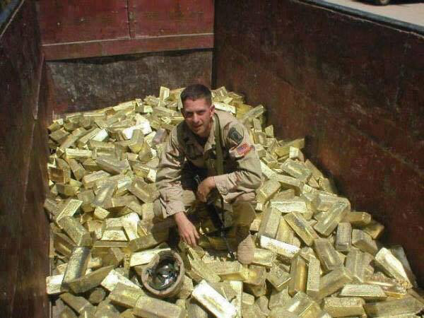Amerikaanse soldaten halen de 'hoofdprijs' binnen, na de invasie van Irak: het goud van de Irakese Centrale Bank.. Iets over gelezen in de MSM? Beseffen die niet dat het hier over meer dan 1 Triljoen US$ ging..?? (klik voor artikel)