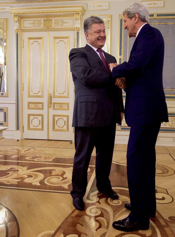 7 Juli 2016, John Kerry op bezoek bij de 'pro-westerse' president van Oekraïne Victor Poroshenko.