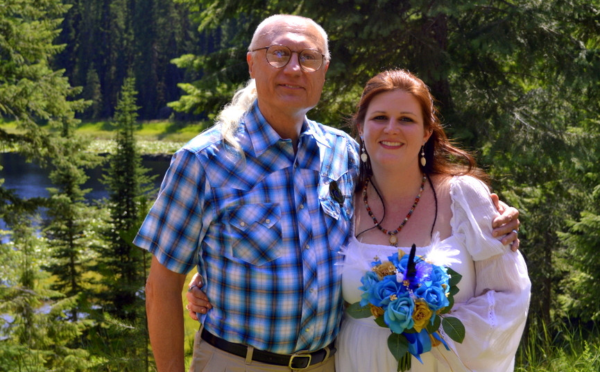 Kewaunee en Kelly Lapseritis op hun trouwdag; voor hen is contact met de sasquatch-wezens, dagelijkse kost!