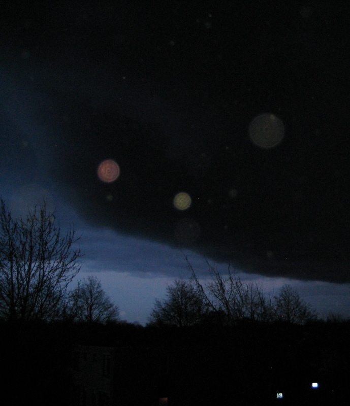 Orb thuis donkere wolken - Anna vdH