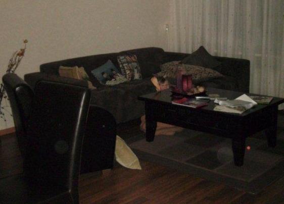Orbs in huiskamer bij stoel en onder tafel - Pieter J