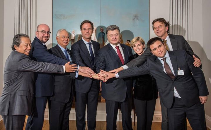 Mark Rutte met de leiders van Maleisië, Australië, Oekraïne en België. Minister van Buitenlandse Zaken Bert Koenders is ook blij dat de Onderste Steen nu Boven is.. Hij weet het zeker, want ook hij wil Poroshenko's onschuld betuigen, door-zelfs-te-buigen..!