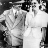 De Führer, Adolf Hitler, met zijn partner Eva Braun op een ontspannen manier op de foto..
