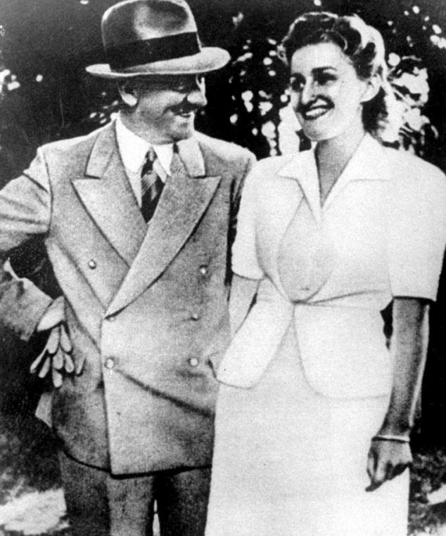 De Führer, Adolf Hitler, met zijn partner Eva Braun op een ontspannen manier op de foto..