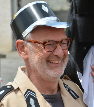 Albert de Louw, hier in het uniform van een Franse gendarme, is kennelijk al uitgedost voor het Spiegelbeeld-feestje..!