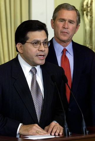 UT0058410 Alberto Gonsalez, van Witte Huis-adviseur tot Minister van Justitie