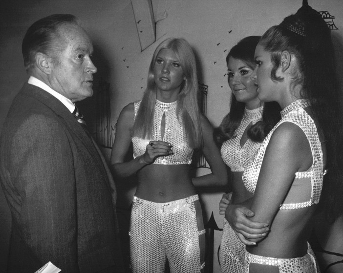 Bob Hope bij een groepje glitter-meisjes, zoals Brice Taylor ze omschrijft