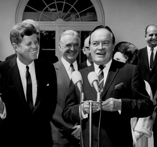 Zou John Kennedy geweten hebben in welke dubbelrol Bob Hope zijn grappen en grollen maakte, dan had het huilen hem waarschijnlijk nader gestaan dan het lachen..!