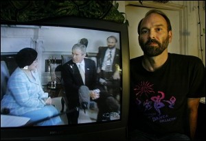 fred-en-bush1 Fred Burks bij een video waarin hij op de achtergrond tolkt voor Bush jr. in zijn gesprek met Soekarnoputri