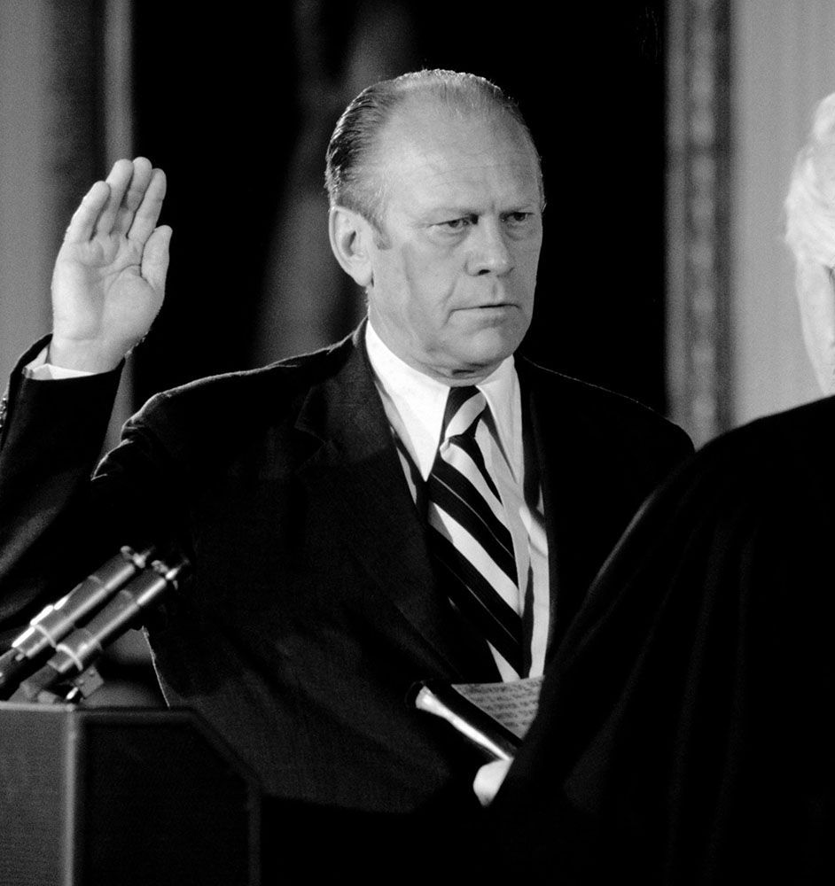 Gerald Ford wordt beëdigd als 38 ste president van de VS.