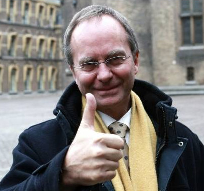 Henk Kamp vindt het vooralsnog niet verstandig om te antwoorden op de stevige beschuldigingen van manipulatie en opzettelijk valse voorlichting, die Milieudefensie aan zijn adres richt, inzake het schaliegasrapport..