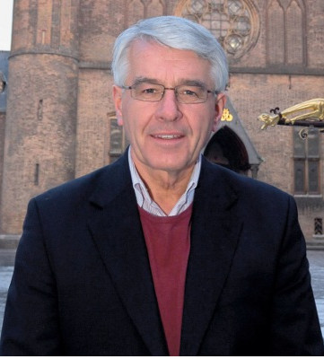 Huisarts Hans van der Linden laat zich niet ringeloren; hij komt op tegen de schandalige invloed van Big Pharma op beslissingen van de gezondheidsraad..