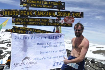 Wim Hof, de man die als jongen waarschijnlijk zijn moeder continue hoorde roepen: "Jongen, doe toch een jás aan als je buiten gaat spelen...!"