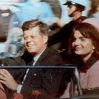 Enkele minuten voor zijn dood, op 22 - 11- 1963. Met zijn vrouw Jacqueline, rijdt JFK door de straten van Dallas.