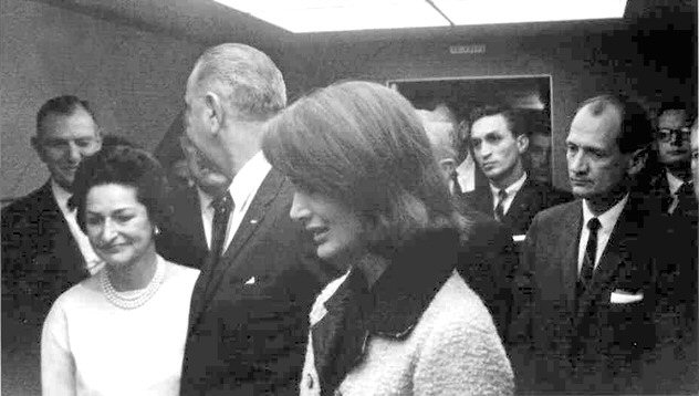 De knipoog van volksvertegenwoordiger Albert Thomas, in het vliegtuig ná de moord op Kennedy, spreekt boekdelen: 'Goed gedaan Jochie!'