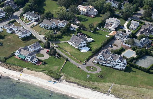 Het stuk grond waar de Kennedy's hun 'compound' hebben. Een klein dorp dus, in de buurt van Cape Cod, Florida.