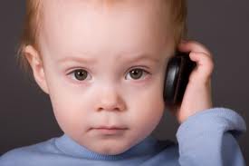 Normaalste zaak van de wereld..?! Een kind met een DECT-telefoon tegen het hoofd.. Even met 'oma en opa praten'