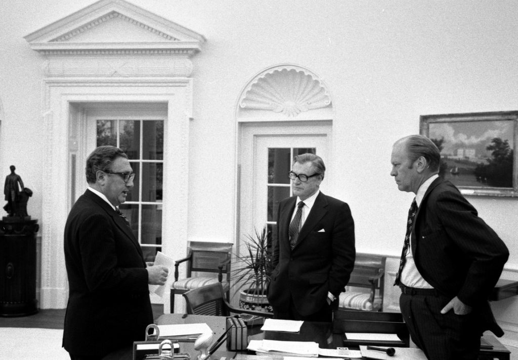 Kissinger en Nelson Rockefeller in het Witte Huis bij president Gerald Ford.