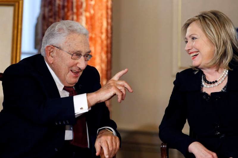 De invloed van Kissinger is vandaag de dag nog aanwezig in de politieke arena in de VS. De kindermisbruikende Hillary Clinton is van hetzelfde laken een pak. (klik voor artikel over Hillary Clinton)