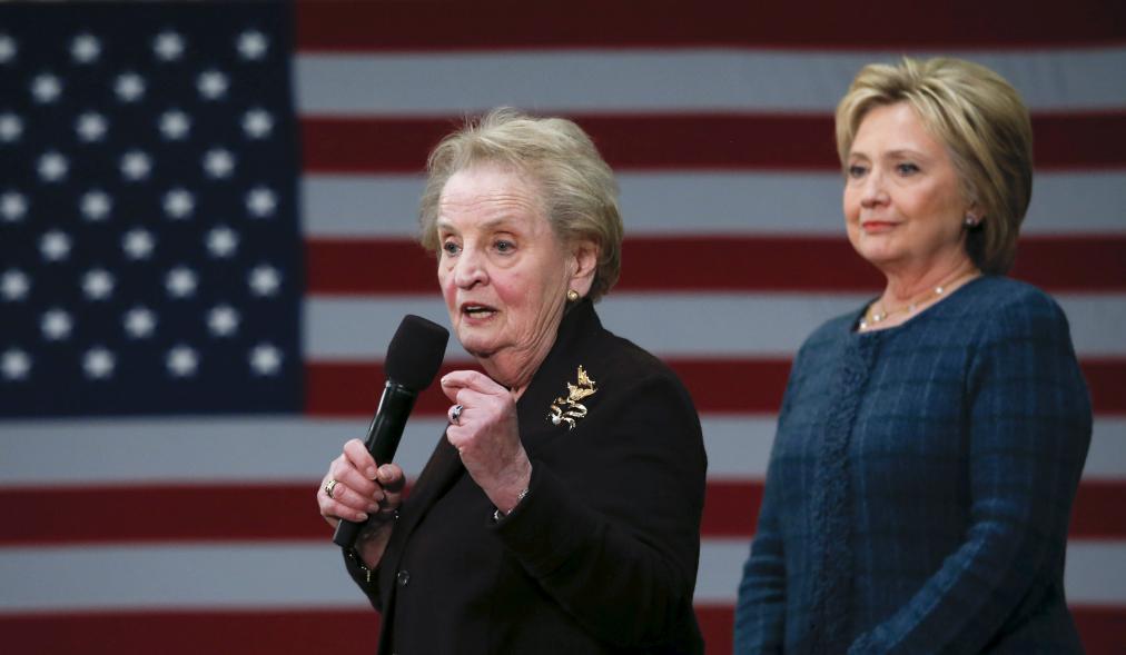 Former U.S. Secretary of State Madeleine Albright (L) introduces Democratic U.S. presidential candidate Hillary Clinton during a campaign stop at Rundlett Middle School in Concord, New Hampshire February 6, 2016. REUTERS/Adrees Latif - RTX25SCX
