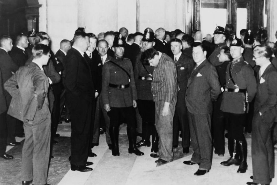 Het is februari 1933 wanneer Marinus van der Lubbe als zondebok wordt gepresenteerd, na de brand in de Reichstag in Berlijn. Dat hij onschuldig was, was niet belangrijk; de Nazi's hadden een perfecte aanleiding de verkiezingen te claimen op basis van de wandaden van deze 'communist'..!
