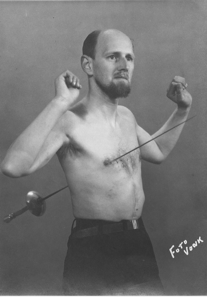 Het is de Nederlander Mirin Dajo, die in de jaren 1930 de wereld versteld doet staan van zijn met zijn -aan Wim Hof identieke- claims over de onkwetsbaarheid van het menselijke lichaam.