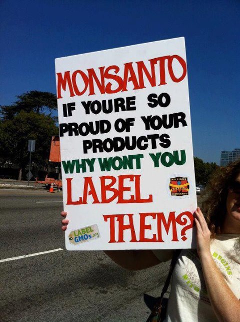 Een simpel bord wat de keiharde waarheid aantoont.. Waarom willen bedrijven als Monsanto niet dat GMOvoedsel als zodanig gelabeld mag worden.. RoundUp als kankerveroorzaker is niet vervorderlijk voor de verkoop van je koffie, koekjes of ander voedsel natuurlijk..!!