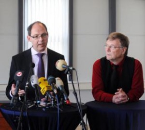 De beide 'Ab's' bij de persconferentie toen het griepcircus losbarstte. Ab-soluut zeker is dat GSK toen al in haar vuistje kon lachen; de vraag was alleen hoe hard..