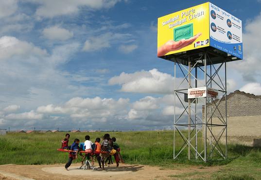 playpump7 Spelenderwijs de watertoren vullen.. Het lijkt wel een sprookje!