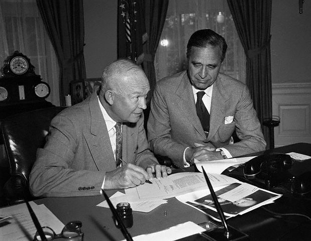 U1285423INP Prescott Bush aan tafel met president Dwight Eisenhower.