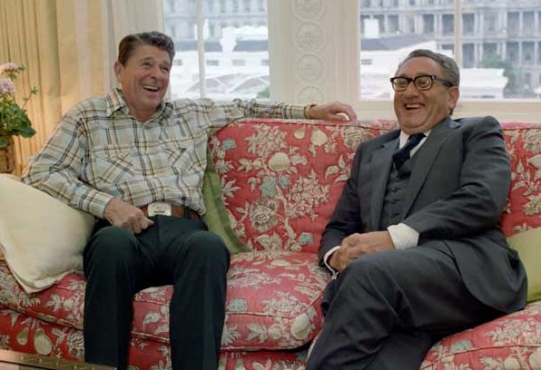 President Ronald Reagan en Henry Kissinger in het Witte Huis..