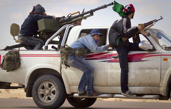 En hup, een schoon trainingspak aan en op weg naar Syrië...! Het plaatje dat bij het officiële sprookje hoort.. Hoe romantisch toch, die 'rebellen' en 'vrijheidsstrijders'...!!