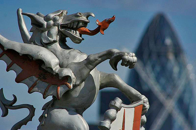 De 'City of London' is het hart van de financiële wereld en de symboliek van de onderdrukkers ligt er duimendik bovenop. Recht onder, of in dit geval, bóven, ieders neus..