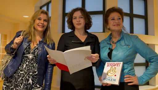 Mevrouw de minister, Edith Schippers, neemt -ongemakkelijk- een petitie tegen het roken in ontvangst. van 2 longartsen, Dr. Wanta de Kanter en Dr. Pauline Dekker.. Niet lang voordat deze artsen de site 'TabakNee.nl' oprichtten..!