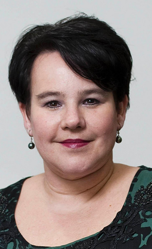 Staatsieportret van Sharon Dijksma, staatssecretaris van Economische Zaken. Kennelijk is haar angst voor de rechter, groter dan haar interesse in een goede volksgezondheid. Rapporten over de kankerverwekkende eigenschappen van 'RoundUp' zijn voor haar 'onvoldoende sterk'..