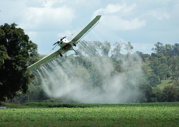 Monsanto's 'Round-up' wordt met miljoenen liters gesproeid over gewassen overal ter wereld. De planten zijn GM-beschermd tegen dit gif, maar de mens en de Aarde..?