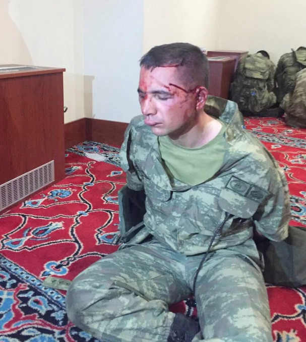 Werden deze jonge militairen geofferd, als 'kwade schurken', die de macht naar zich toe wilden trekken. Onschuldige jonge mannen, die naar hun zeggen, bezig waren met een oefening..!!?