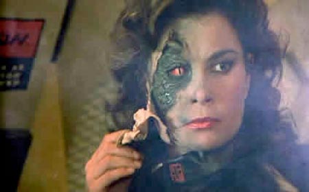v-lizard-alien-lady De tv-serie 'V' baarde destijds veel opzien, juist door de parallellen tussen aliens en mensen..