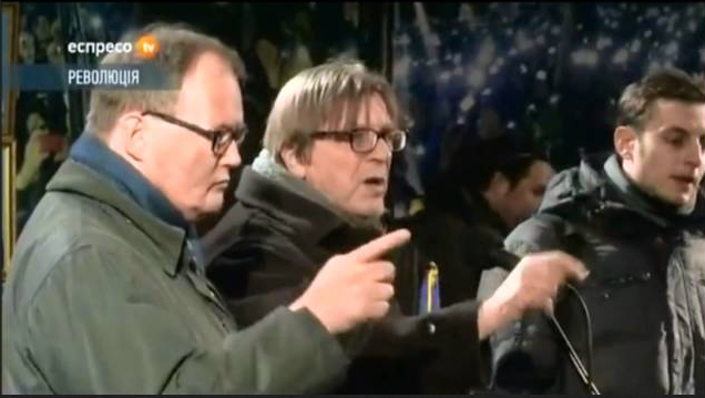 Het is donderdag 20 februari 2014 en deze 2 'liberale' Europarlementariërs, Hans van Baalen (VVD) en oud-premier van België Guy Verhofstadt, doen preciés datgene, waar Rusland al wekenlang Europa van beschuldigt: het ophitsen van de bevolking van Kiev..! 