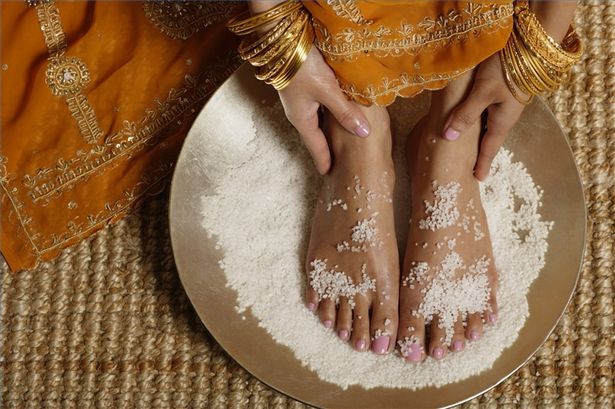 Een 'voetenbad' met zeezout en baking soda, stelt het lichaam in staat om essentiële zaken op te nemen via de (voet)huid..!